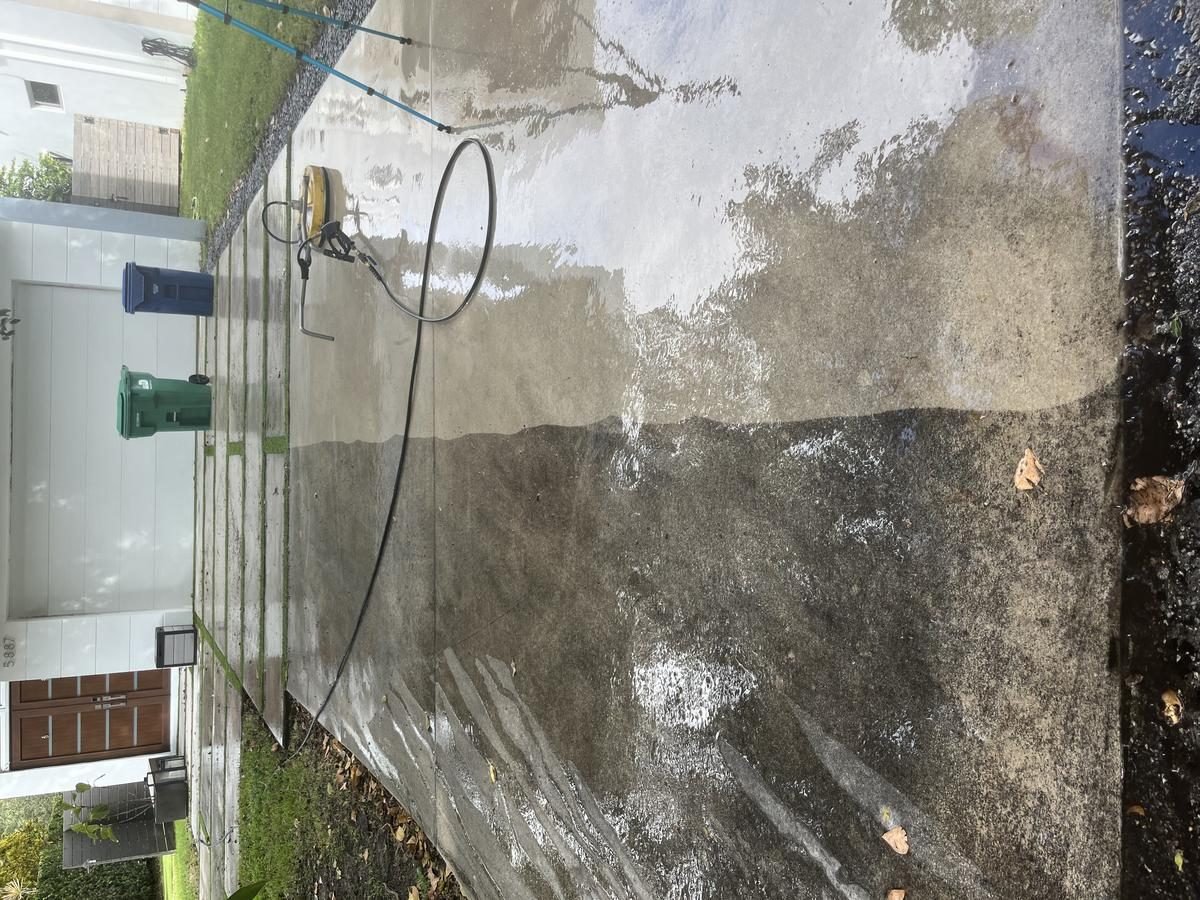 Driveway Before After Pressure Washing - Max SoFlo Unlimited
